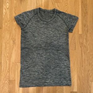 Woman’s Lululemon Athletica Swiftly Tech Heathered Gray Short Sleeve Top Size 8